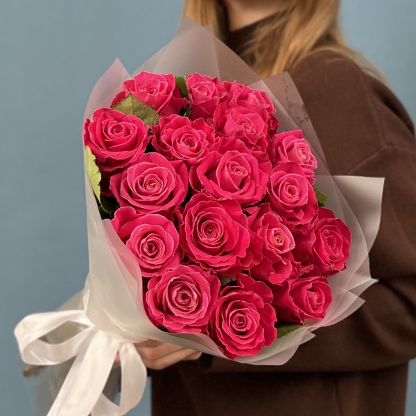 17 малиновых роз Муви Стар 40 см