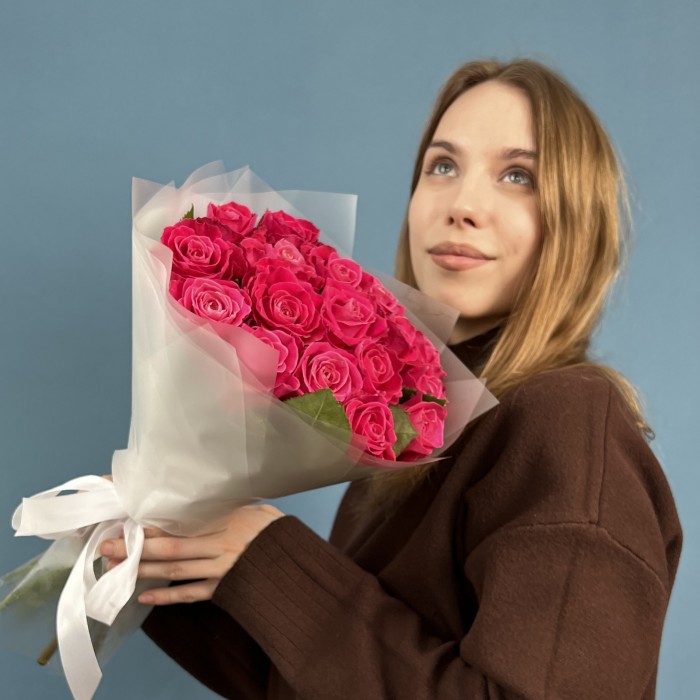 17 малиновых роз Муви Стар 40 см