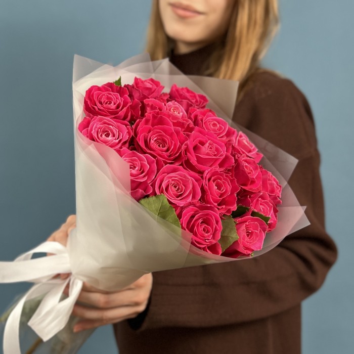 17 малиновых роз Муви Стар 40 см