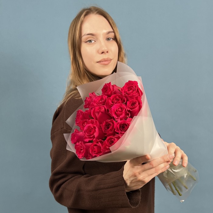 Яркий букет из 17 малиновых роз 40 см