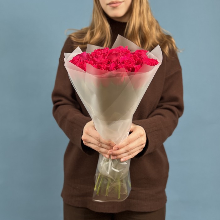 Яркий букет из 17 малиновых роз 40 см