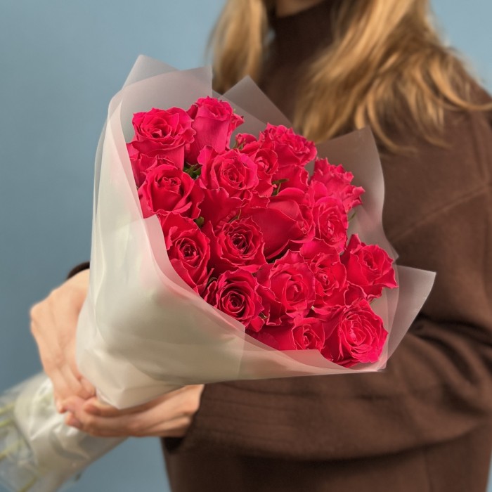 Яркий букет из 17 малиновых роз 40 см