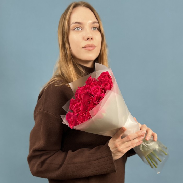 Яркий букет из 17 малиновых роз 40 см