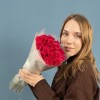 17 малиновых роз Такаци 40 см
