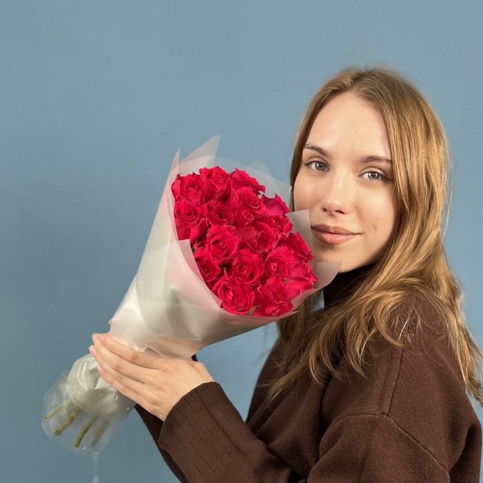 Яркий букет из 17 малиновых роз 40 см