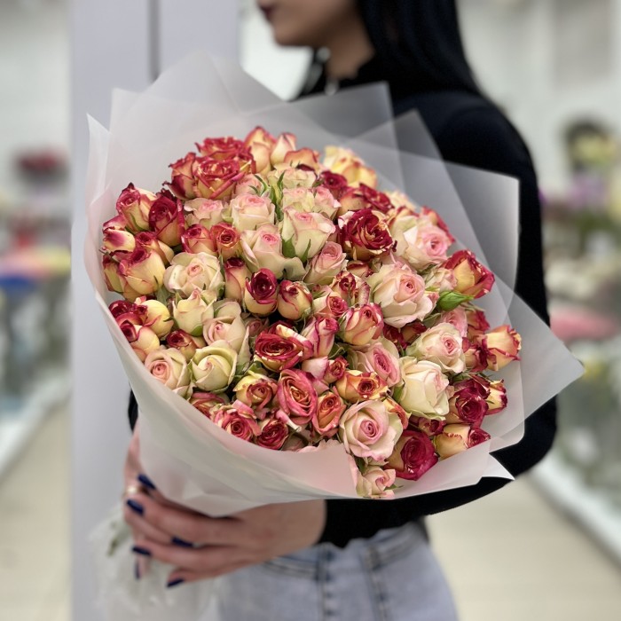 25 кустовых роз в упаковке