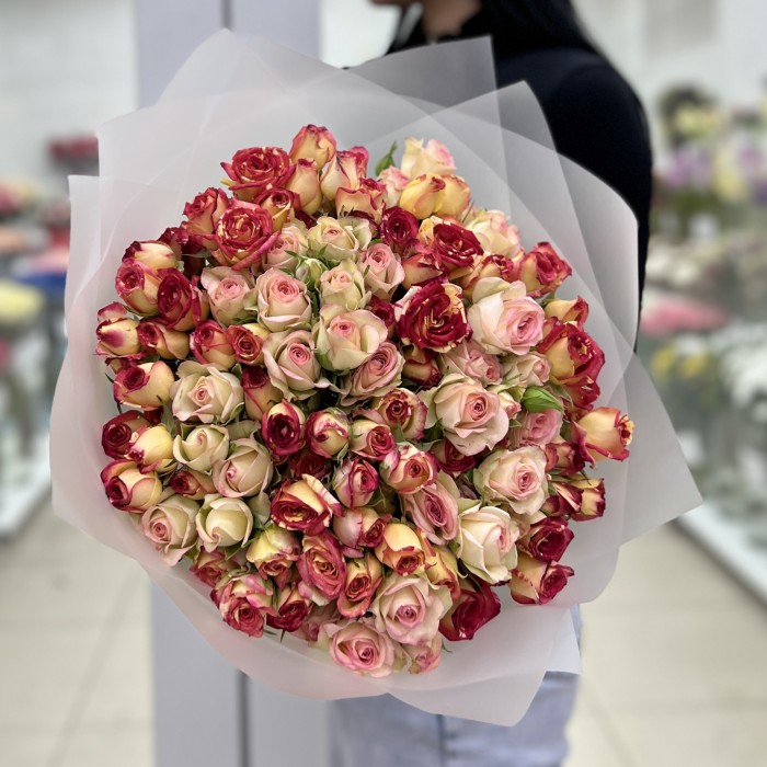 25 кустовых роз в упаковке