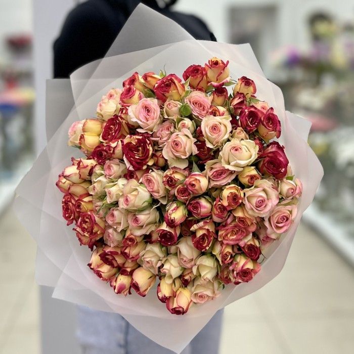 25 кустовых роз в упаковке