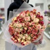 25 кустовых роз в упаковке