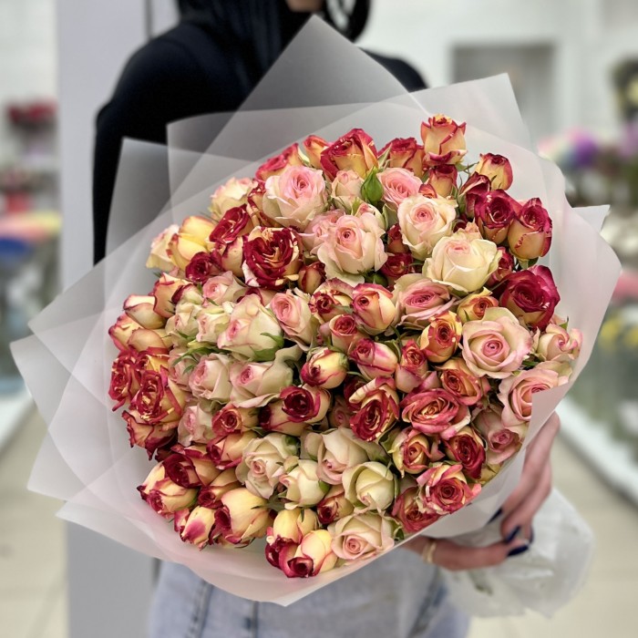 25 кустовых роз в упаковке