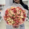 25 кустовых роз в упаковке