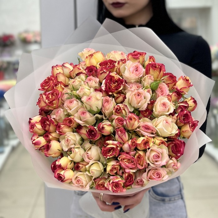 25 кустовых роз в упаковке