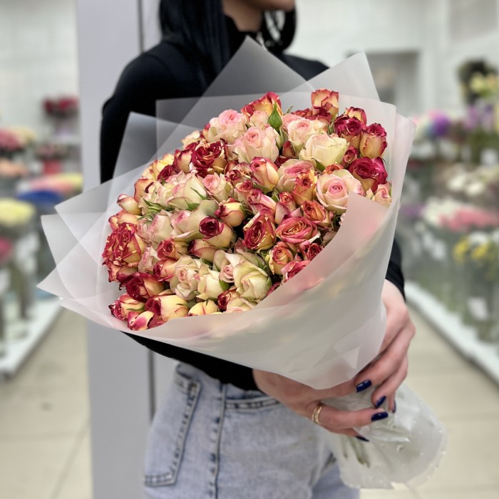 25 кустовых роз в упаковке