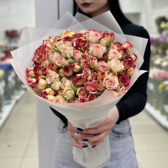 25 кустовых роз в упаковке