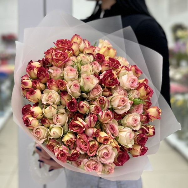 25 кустовых роз в упаковке