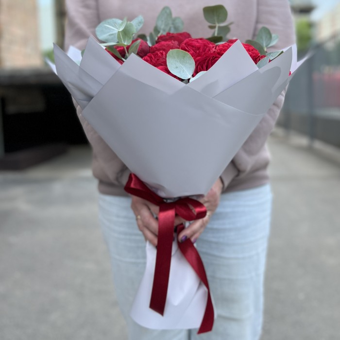 25 красных пионовидных роз Ред Пиано с эвкалиптом