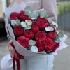 25 красных пионовидных роз Ред Пиано с эвкалиптом