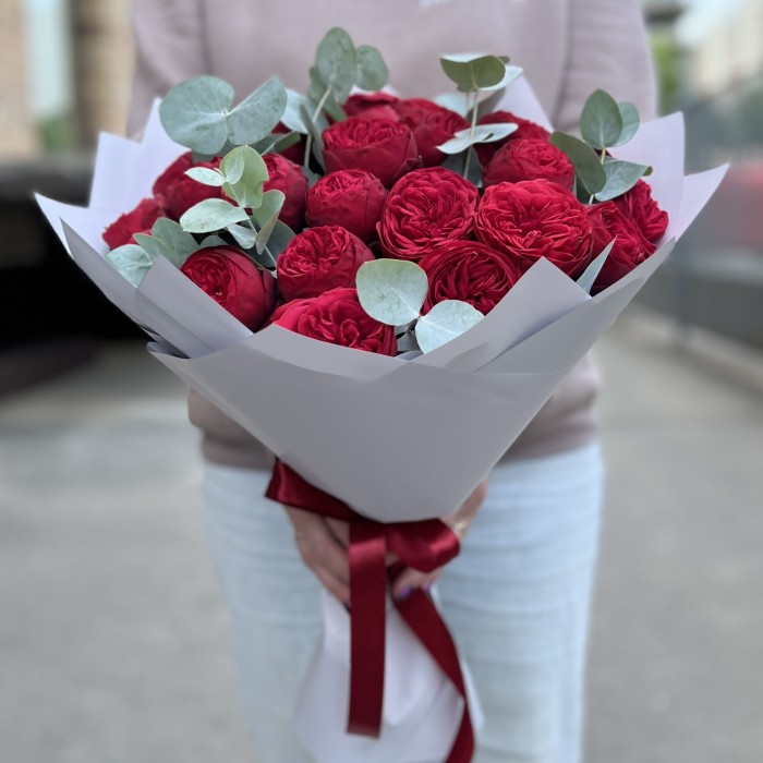 25 красных пионовидных роз Ред Пиано с эвкалиптом