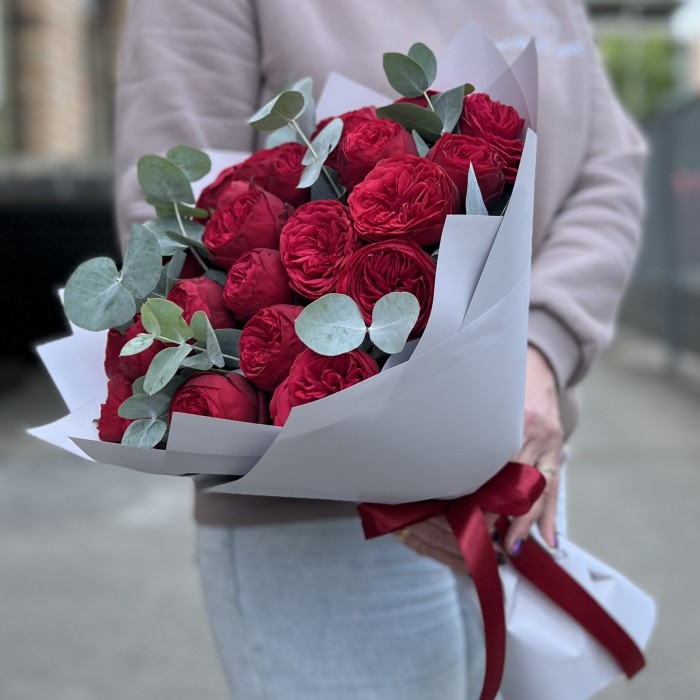 25 красных пионовидных роз Ред Пиано с эвкалиптом