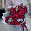 25 красных пионовидных роз Ред Пиано с эвкалиптом