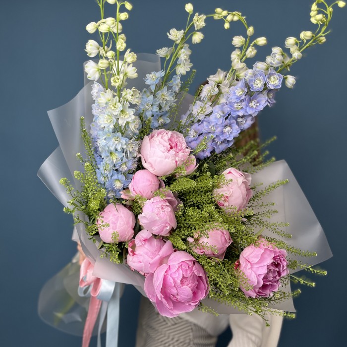 Авторский букет пионы и дельфиниумы