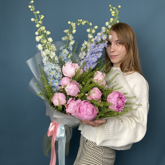 Авторский букет пионы и дельфиниумы