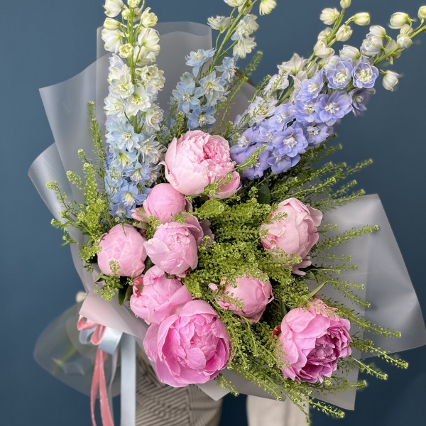 Авторский букет пионы и дельфиниумы