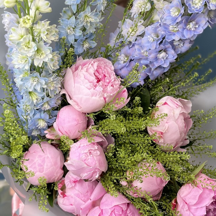 Авторский букет пионы и дельфиниумы