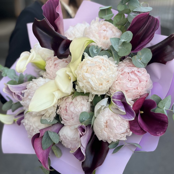 Букет ароматных пионов и необыкновенных калл