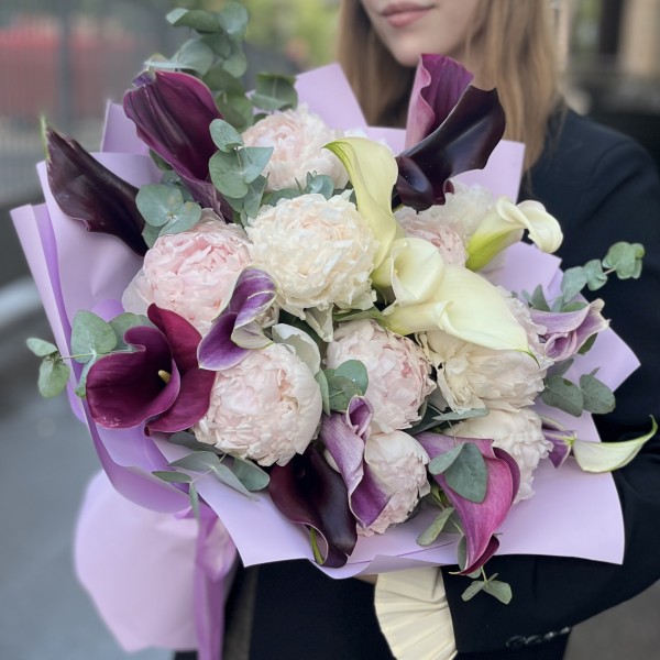 Букет ароматных пионов и необыкновенных калл