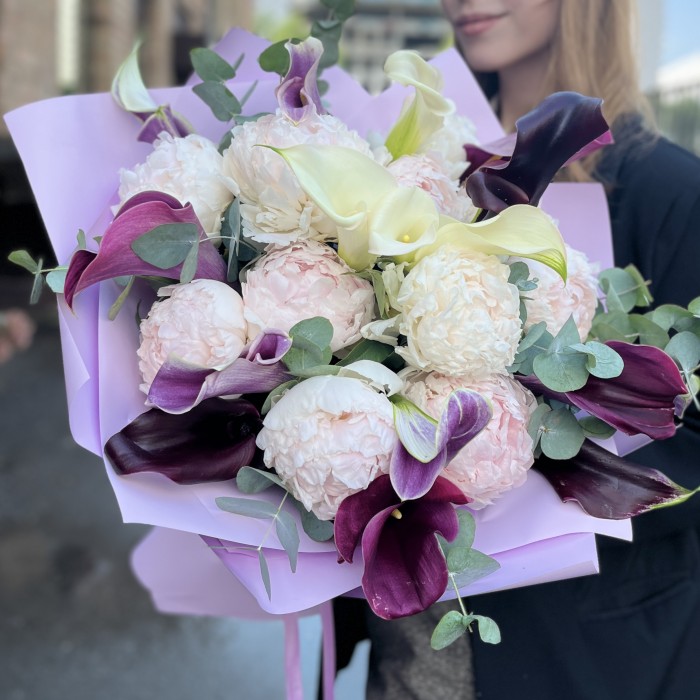 Букет ароматных пионов и необыкновенных калл