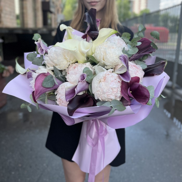 Букет ароматных пионов и необыкновенных калл