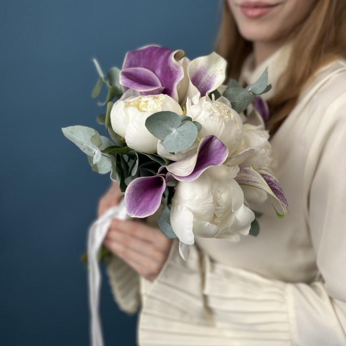 Букет невесты белых пионов и калл