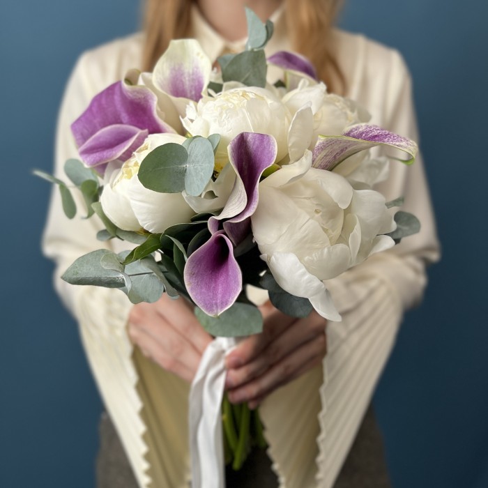 Букет невесты белых пионов и калл