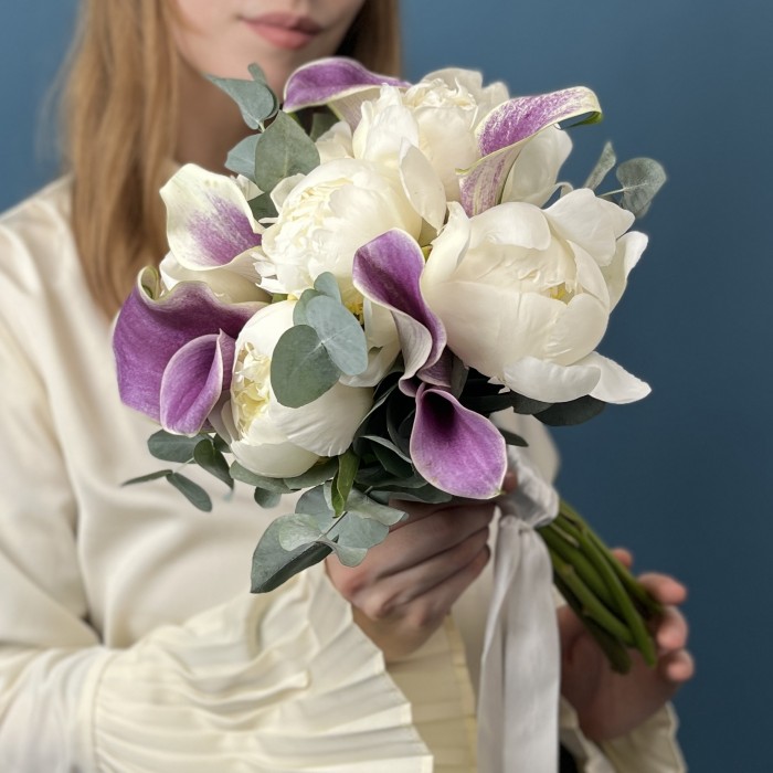 Букет невесты белых пионов и калл