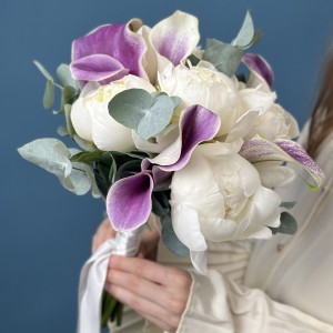 Букет невесты белых пионов и калл