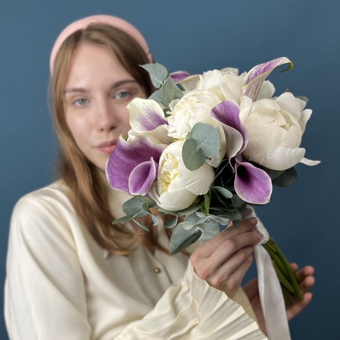 Букет невесты белых пионов и калл
