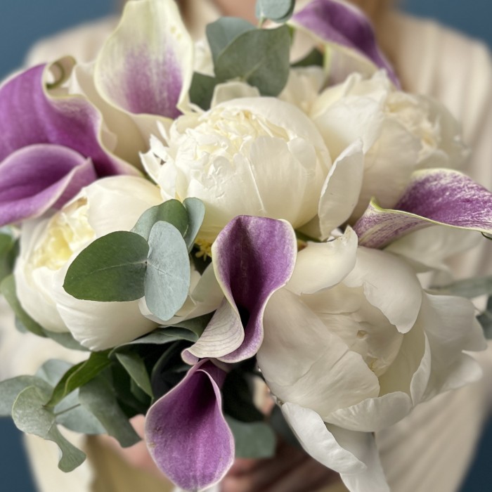 Букет невесты белых пионов и калл