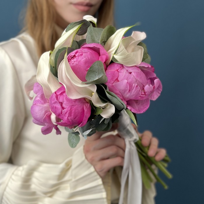 Букет невесты из розовых пионов и калл