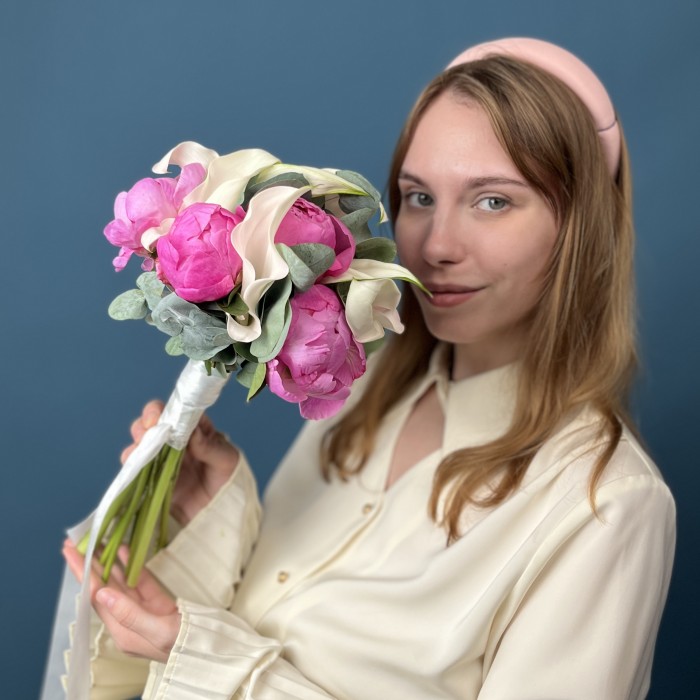 Букет невесты из розовых пионов и калл