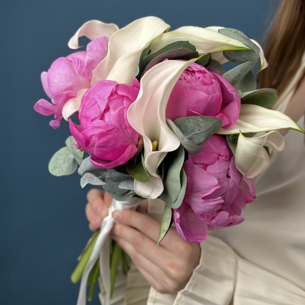 Букет невесты из розовых пионов и калл