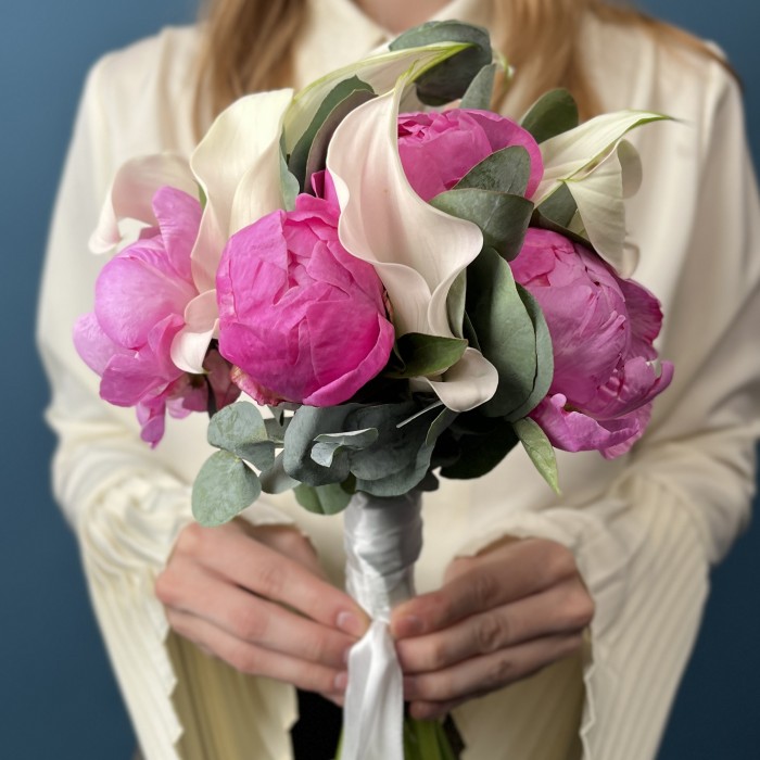Букет невесты из розовых пионов и калл