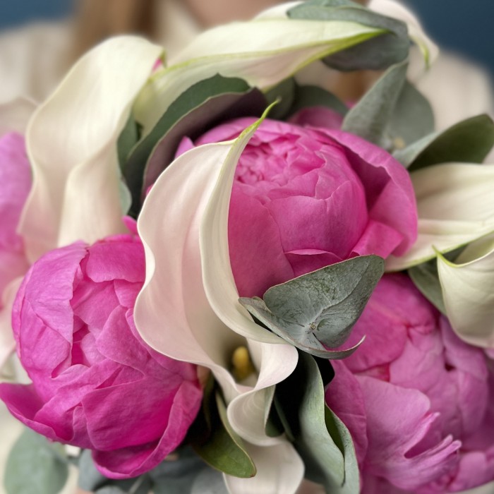 Букет невесты из розовых пионов и калл