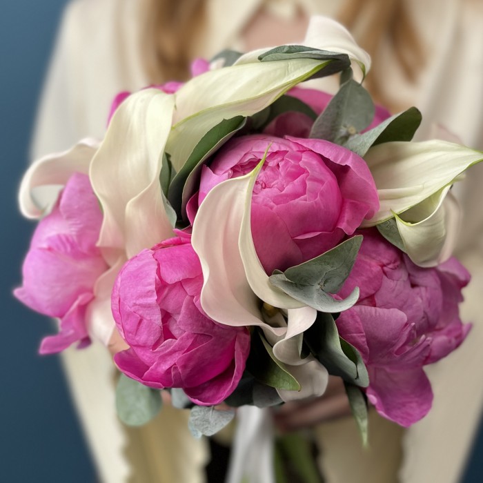 Букет невесты из розовых пионов и калл