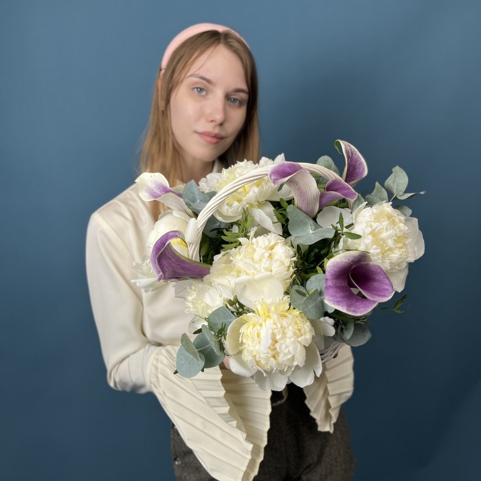 Сиреневые Каллы с Пионами в корзине