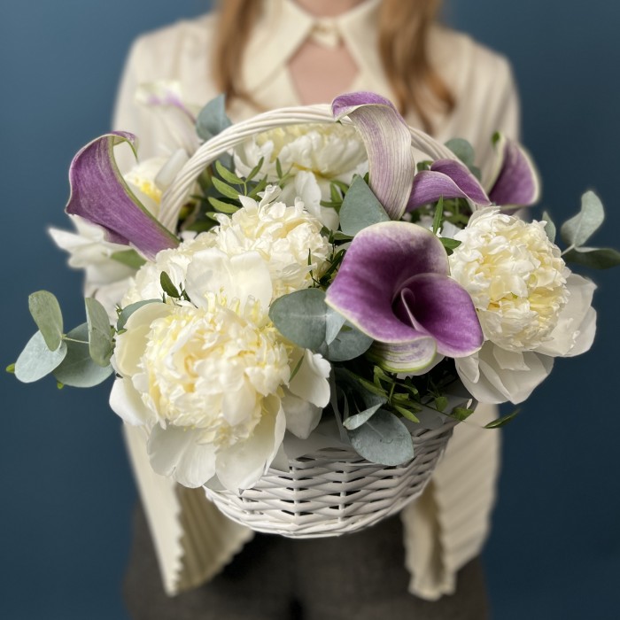 Сиреневые Каллы с Пионами в корзине