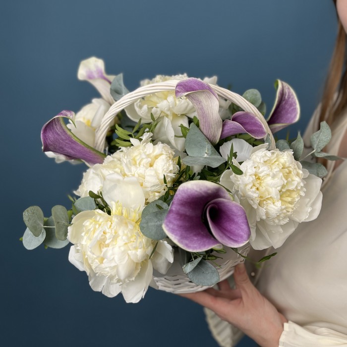 Сиреневые Каллы с Пионами в корзине