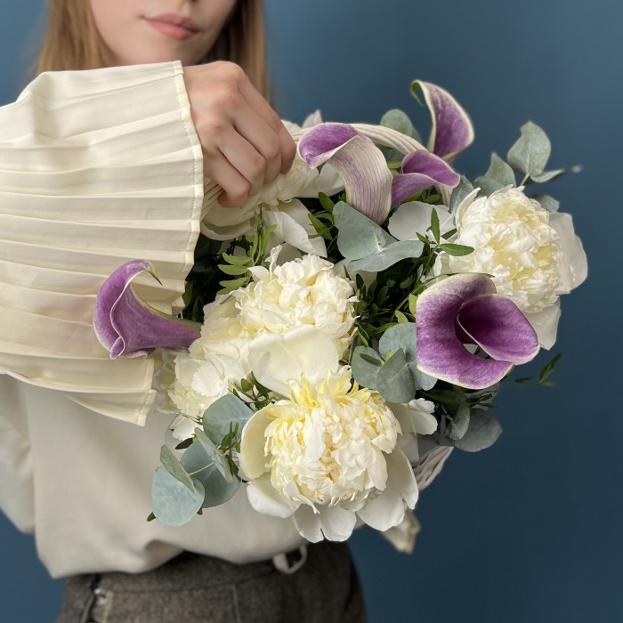 Сиреневые Каллы с Пионами в корзине