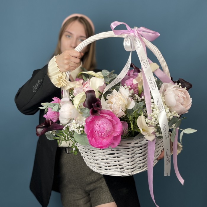 Яркая корзина с Пионами и Каллами