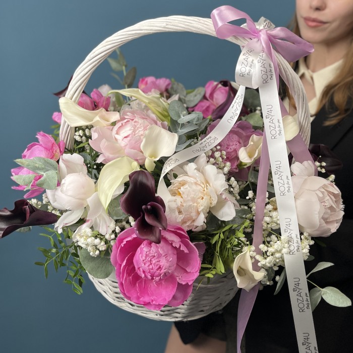 Яркая корзина с Пионами и Каллами